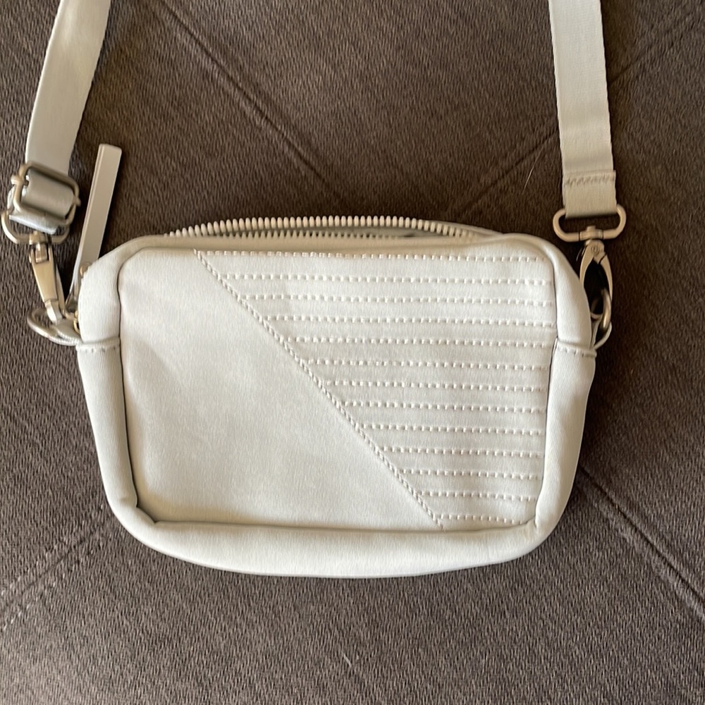 NWOT Vooray Small Grey Crossbody Bag - Picture 6 of 13